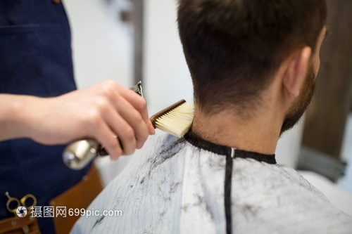 美容,美发人的男客户理发师与修剪刷清洁头发理发店男客户理发师颈部清洁头发
